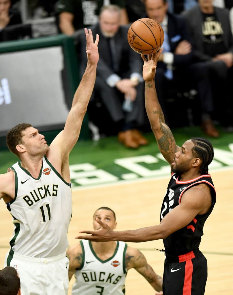 Y con lo difícil que es taparle un tiro a Kawhi Leonard, el astro de los Toronto Raptors, Brook López sumó cuatro, no precisamente al jugador mencionado pero en total.