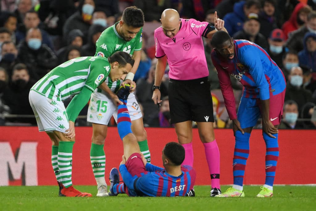 Barcelona no logra levantar frente al. Betis, caen 0-1 y se mantienen en el séptimo lugar con 23 unidades.