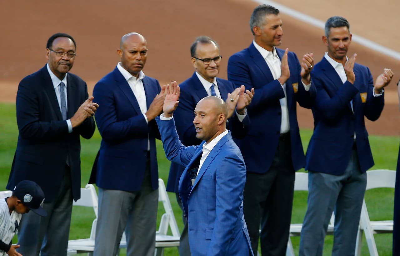 Jorge Posada, Andy Pettitte, Joe Torre, Mariano Rivera y el padre de Derek Jeter estuvieron presentes durante la ceremonia.