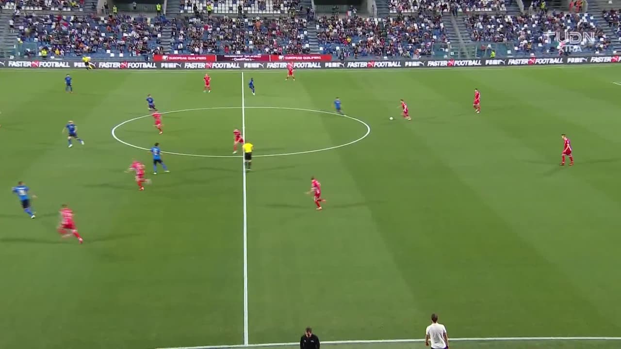 Arranca el partido y la pelota está en juego.
