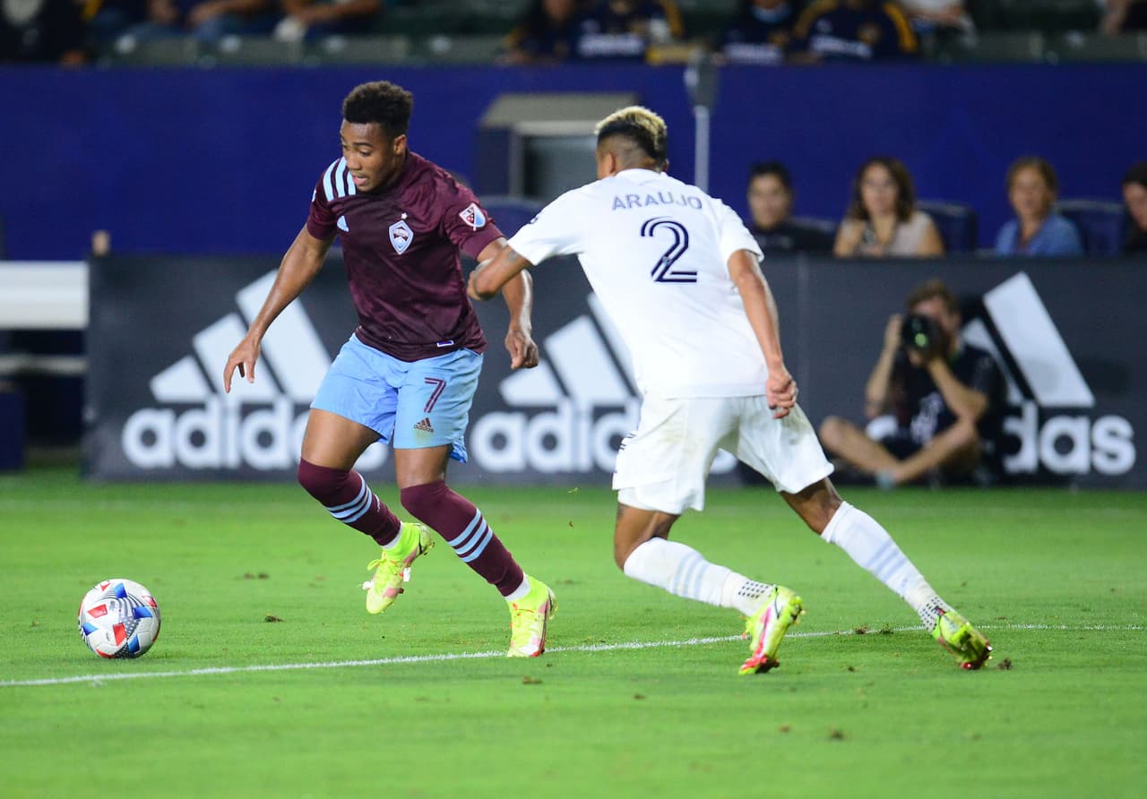 En el primer tiempo, uno de los mejores duelos se estableció entre Jonathan Lewis y Julian Araujo.
<br>