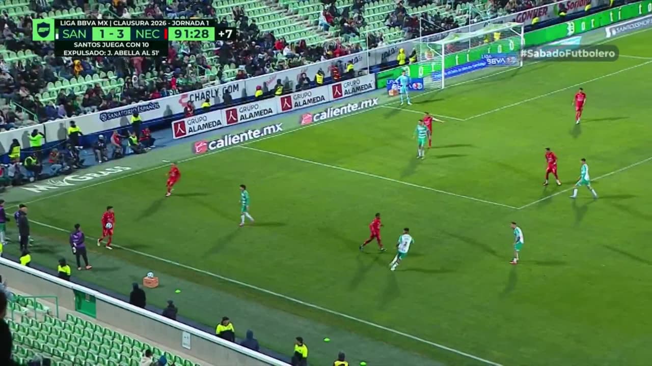 ¡GOL!  anota para Necaxa. Julián Carranza