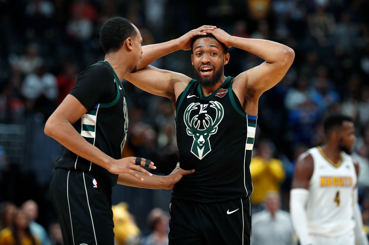 Por los Bucks Jabari Parker probó lo que es el playoff en la derrota de su equipo. En su primer duelo el ala pudo hacer poco para la causa de Milwaukee con dos puntos, cuatro rebotes y una asistencia.
<br>