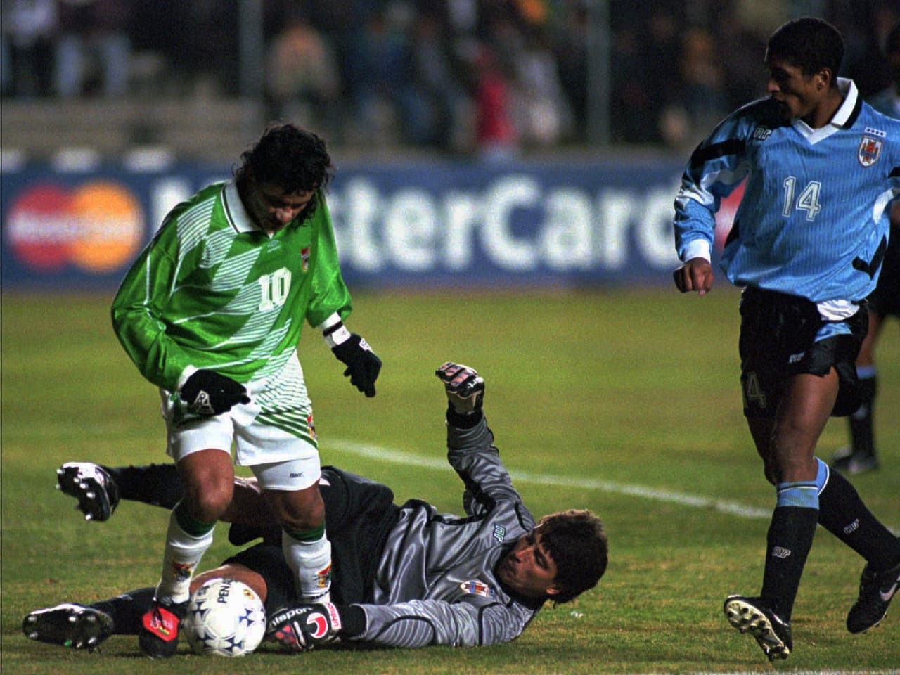 Con la Selección de Bolivia, Etcheverry (izquierda) jugó 71 partidos y marcó 13 goles.