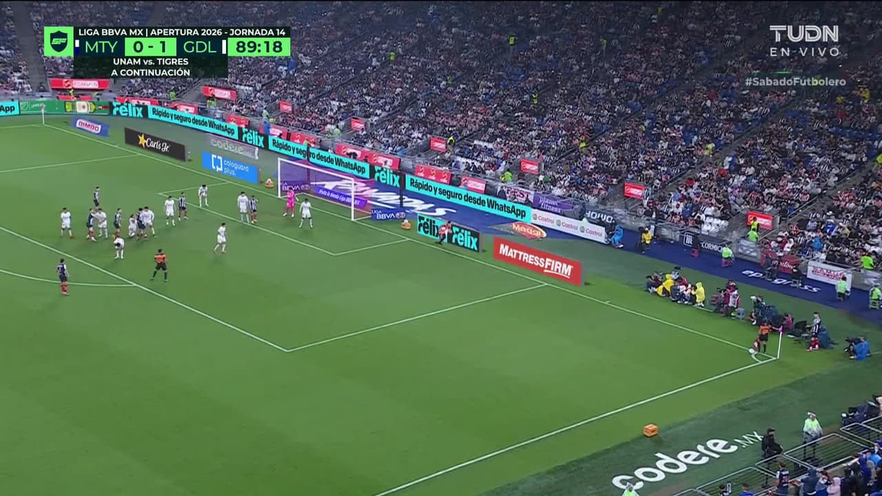 ¡Expulsión! El árbitro saca la roja directa a Orbelín Pineda.