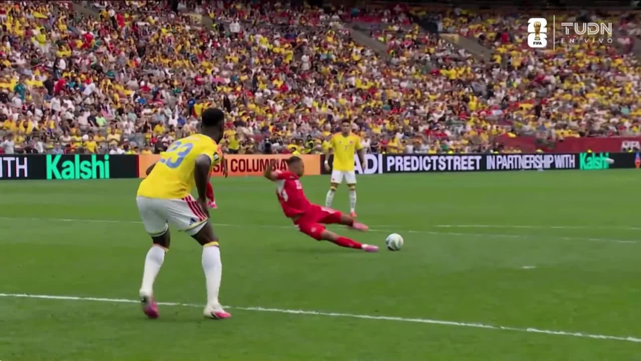 ¡Estaba solo! Djibril Sow resbala al impactar el balón y perdona