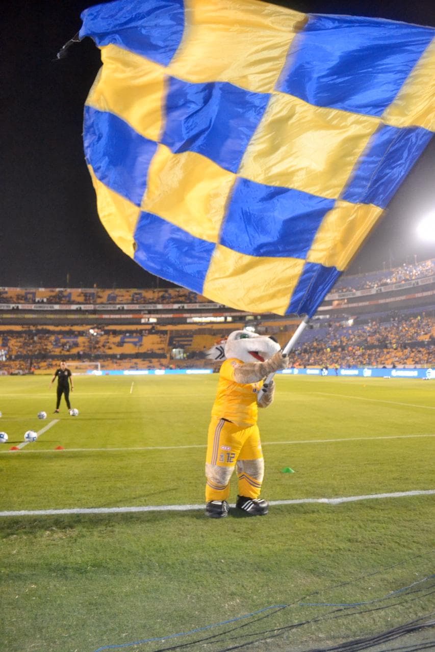 Llega la noche en Monterrey y el el Estadio Universitario se prepara para albergar otra final femenil entre Tigres y Monterrey.