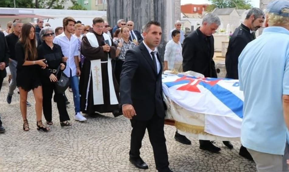 José Mourinho en el funeral de su padre.