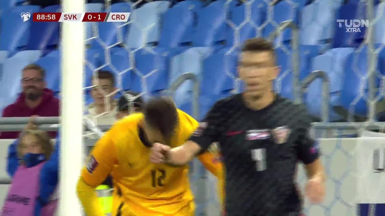 ¡TIRO ATAJADO! disparo por Juraj Kucka.