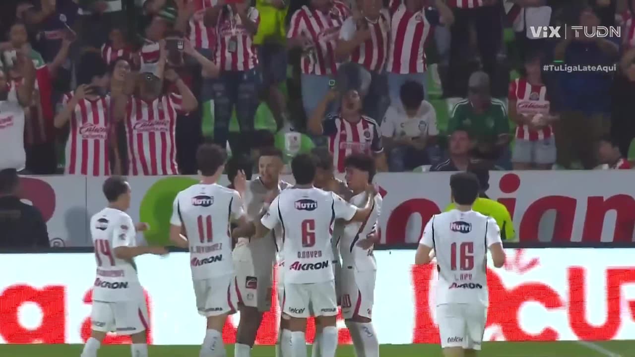 ¡Penal para las Chivas! Ricardo Marín marca el 1-0 sobre Santos Laguna
