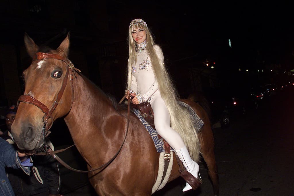 Haciendo una entrada triunfal como Lady Godiva en caballo.