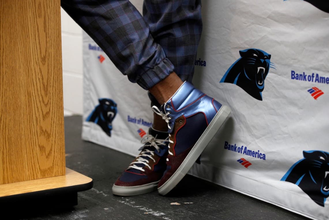 <b>Cam</b>eron Jerrell
<b>Newton</b> celebra su cumpleaños número 28 este 11 de mayo y por ello quisimos mostrar cómo ha ido cambiando su
<i>look</i> durante las seis temporadas que lleva en la NFL. El quarterback de los
<b><a href="http://www.univision.com/deportes/nfl/carolina-panthers">Carolina Panthers</a></b> ha sorprendido en casi todas sus conferencias de prensa pues no escatima al momento de presentarse en público.