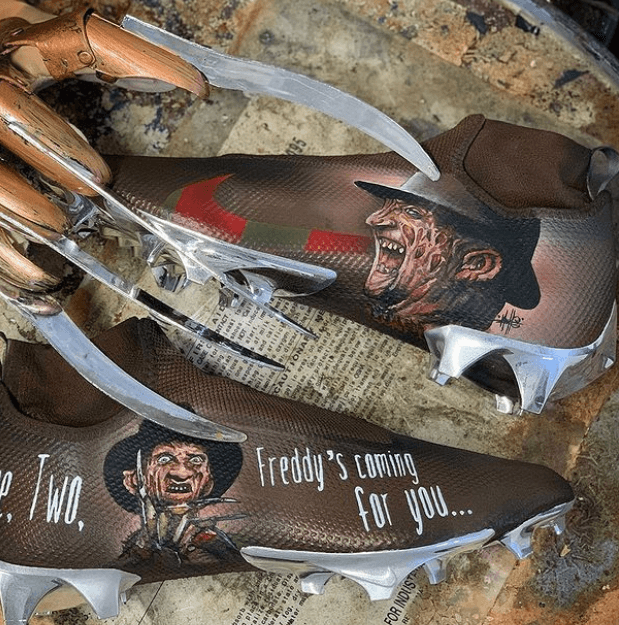 Rivero también se dedica al arte en los cleats.