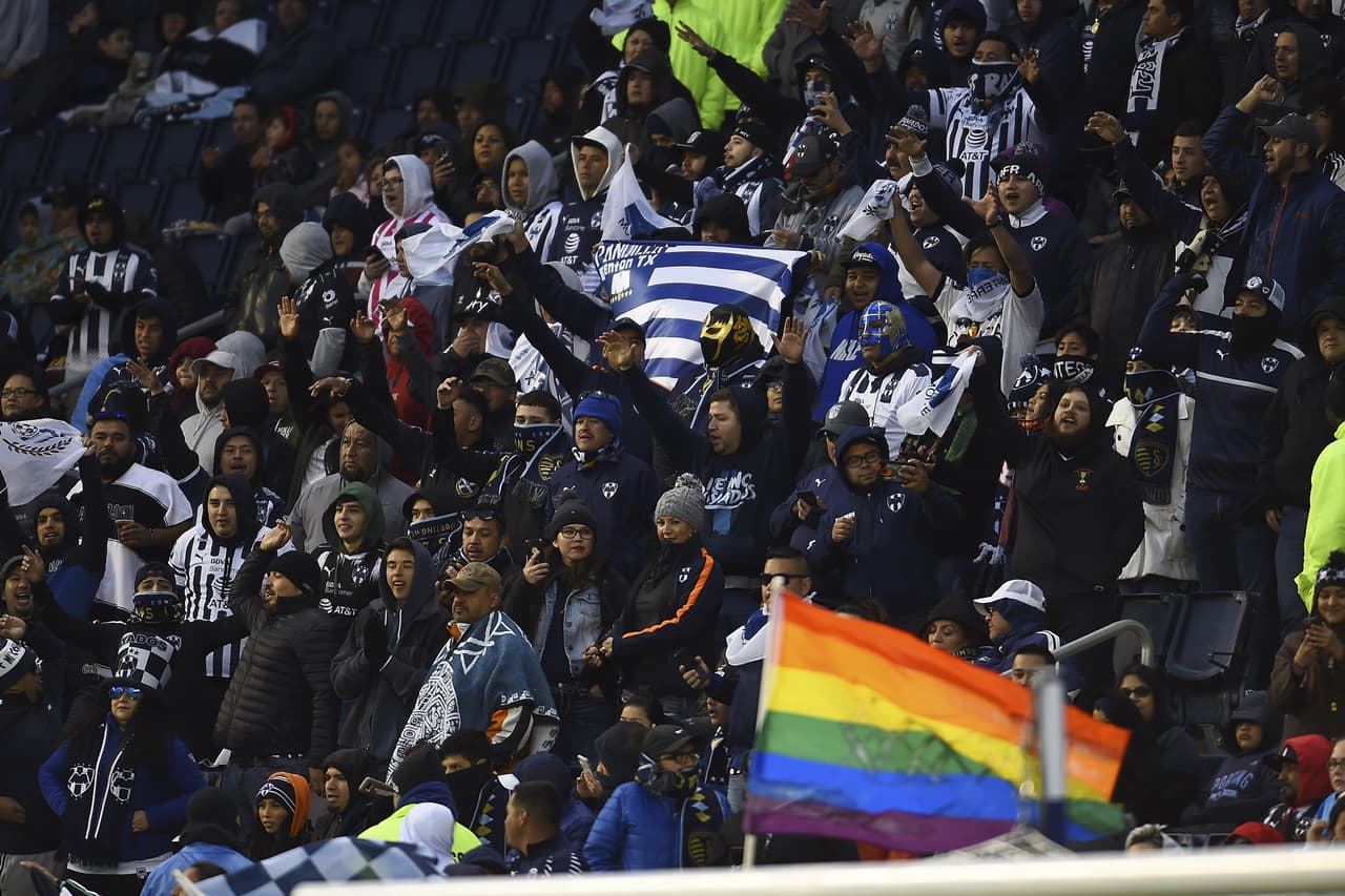Este fue el ambiente dentro y fuera del Childrens Mercy Spark Stadium, en Kansas City, Kansas, para presenciar el partido de Vuelta de las Semifinales de la Concacaf Champions League entre Sporting Kansas City y Rayados del Monterrey en medio de una noche fría.