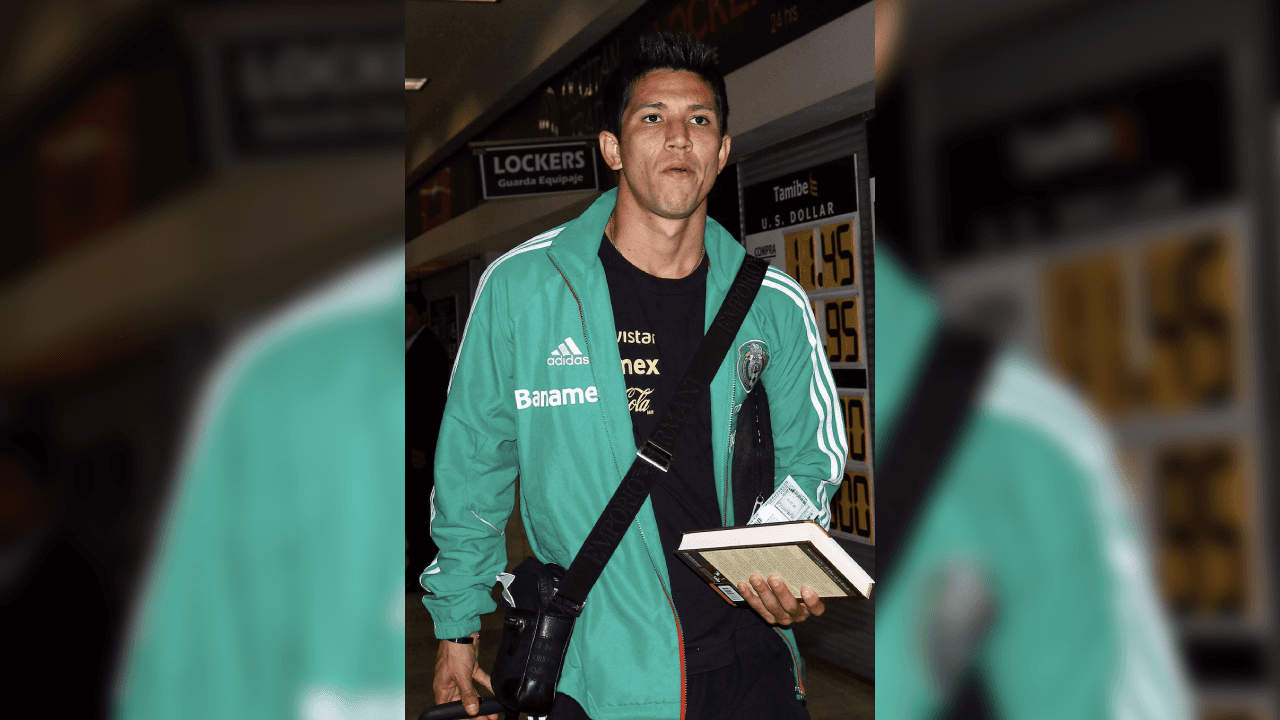 <b>Hombre de selección</b>
<br>Su primera convocatoria llegó en 2010 pues el 11 de marzo fue elegido por Javier Aguirre.