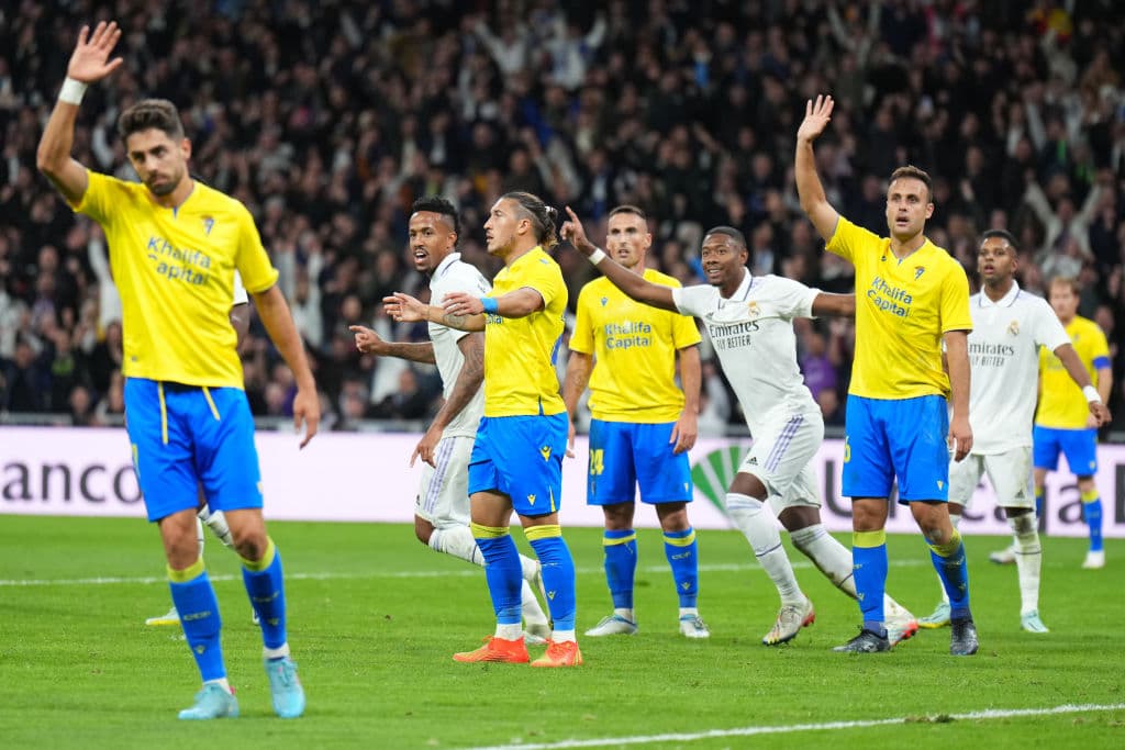 Militao abrió el marcador en el Santiago Bernabéu y los jugadores del Cádiz pidieron fuera de lugar del brasileño. Al final el gol fue validado mediante el VAR.