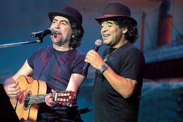 Joaquín Sabina no fue ajeno a la grandeza del Diego y aquí una postal histórica.