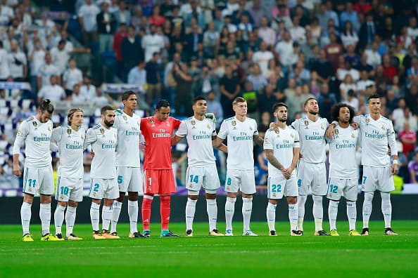 MADRID, SPAIN - SEPTEMBER 20: Real Madrid players observe one minute of silence in honor of Mexico erathquake victims at Estadio Santiago Bernabeu prior to start the La Liga match between Real Madrid CF and Real Betis Balompie on September 20, 2017 in Madrid, Spain. (Photo by Gonzalo Arroyo Moreno/Getty Images)