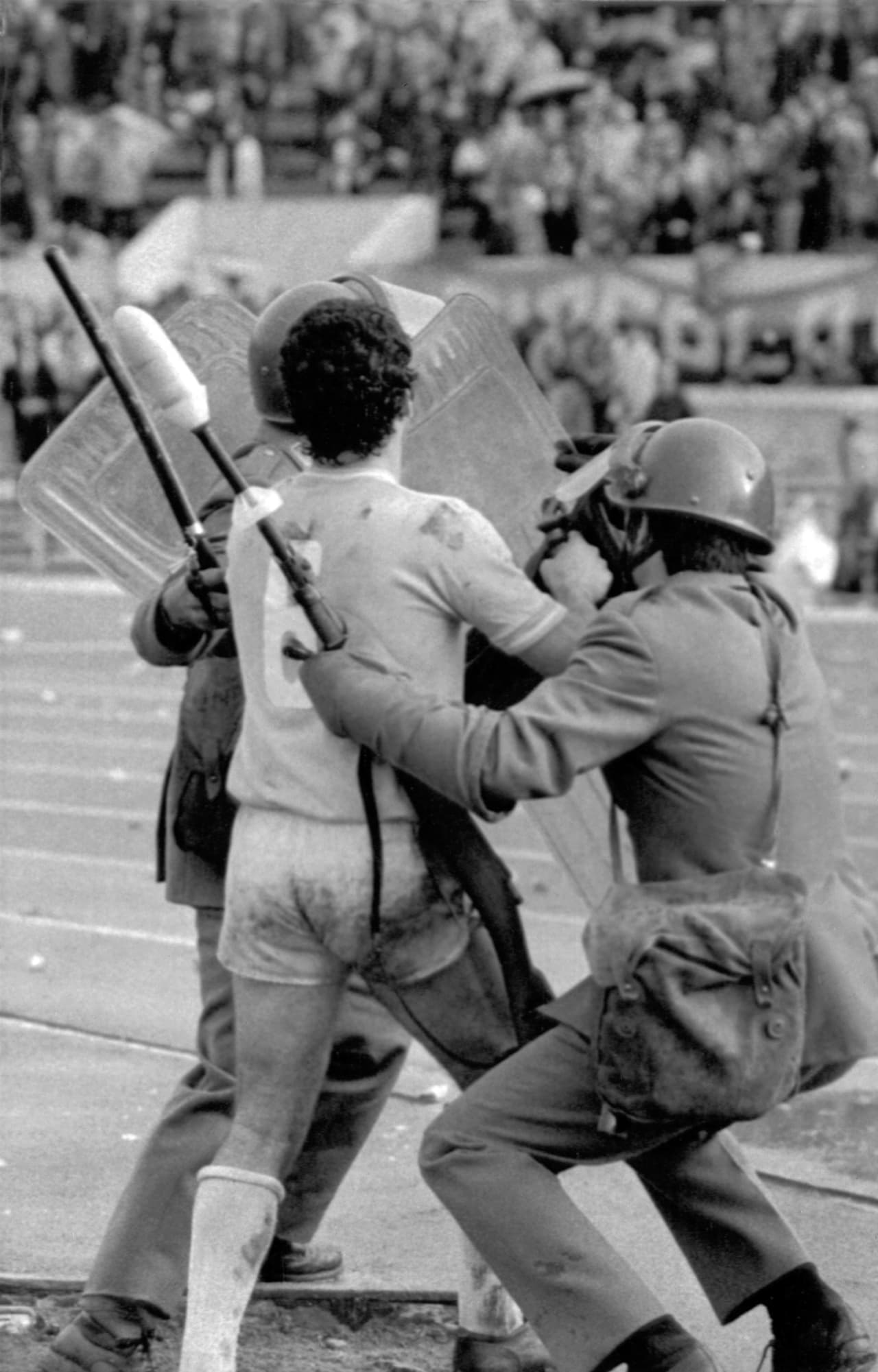La violencia en Roma en 1974 estaba enmarcada por la polarización entre la izquierda y la derecha y eso llegó al vestuario del Lazio, donde estaba dividido el equipo en esos dos bandos.