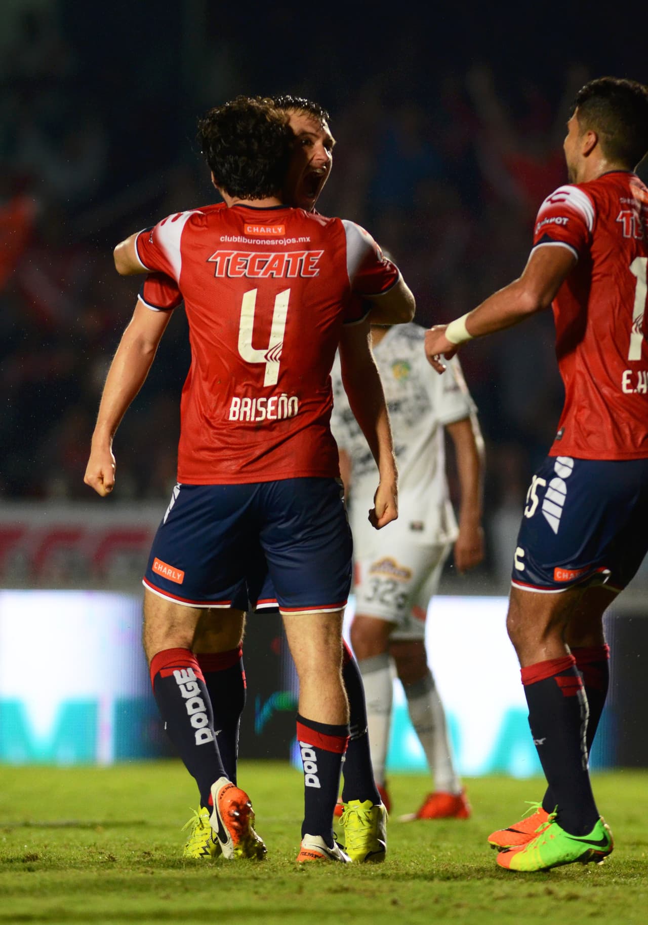 "El Pollo" Briseño está renaciendo como lateral por izquierda en el esquema del "Maetro" Reinoso. Por supuesto no es ni el más rápido ni el que mejor centra, pero su disciplina y su tenacidad merecen mención honorífica. Se mata en el campo.