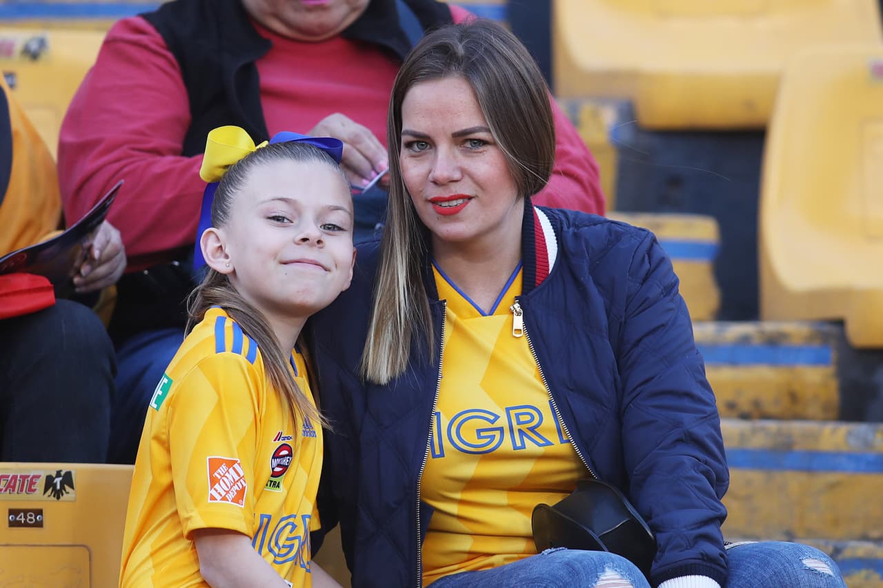 Los fanáticos de Tigres y Santos disfrutan en el Estadio Universitario la antesala del partido por la Jornada 5 del Clausura 2019.