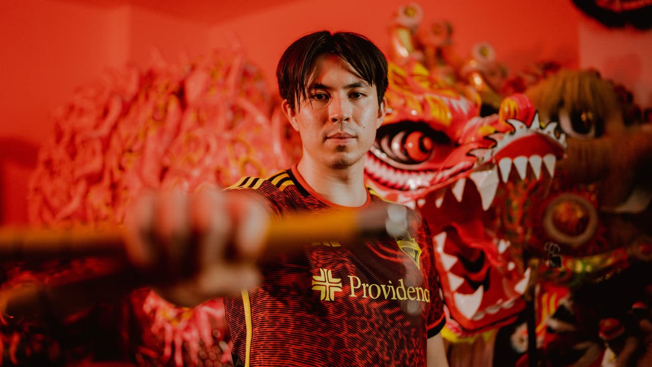 Se cumplen 50 años del fallecimiento del maestro de las artes marciales, y -así como anteriormente lo había hecho con Jimi Hendrix- el homenaje de los Sounders se plasma en una camiseta especial.