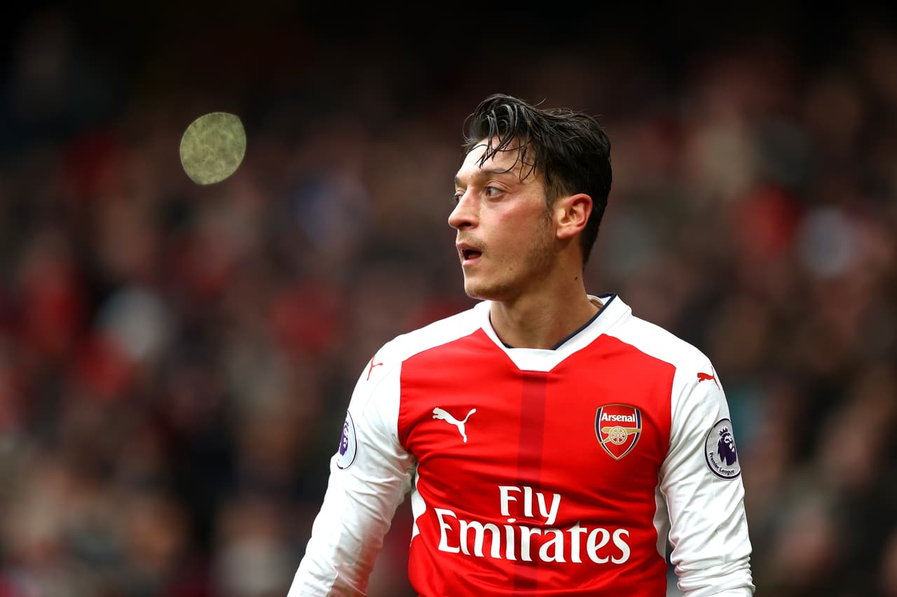13) Mesut Özil - El número 13 entre los futbolistas más valiosos como marca es el alemán Mesut Özil. En el puesto general 170, el volante es uno de los 20 mejores pagos del mundo con 12 millones de dólares anuales y tiene un contrato con Adidas.