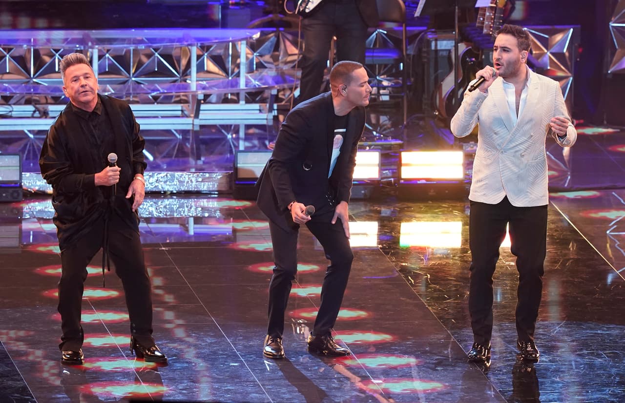 Estrellas como Natalia Lafourcade se llevo el mejor albúm, Residente recibió el premio a la canción del año y Alejandro Sanz fue el ganador de la grabación del año. Estos fueron los premios mas destacados de la noche.