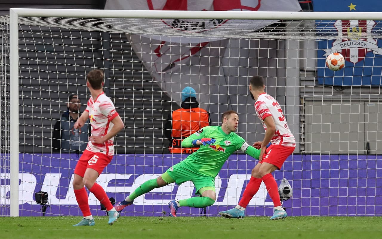 El portero del Red Bull Peter Gulacsi fue exigido en más de una ocasión.