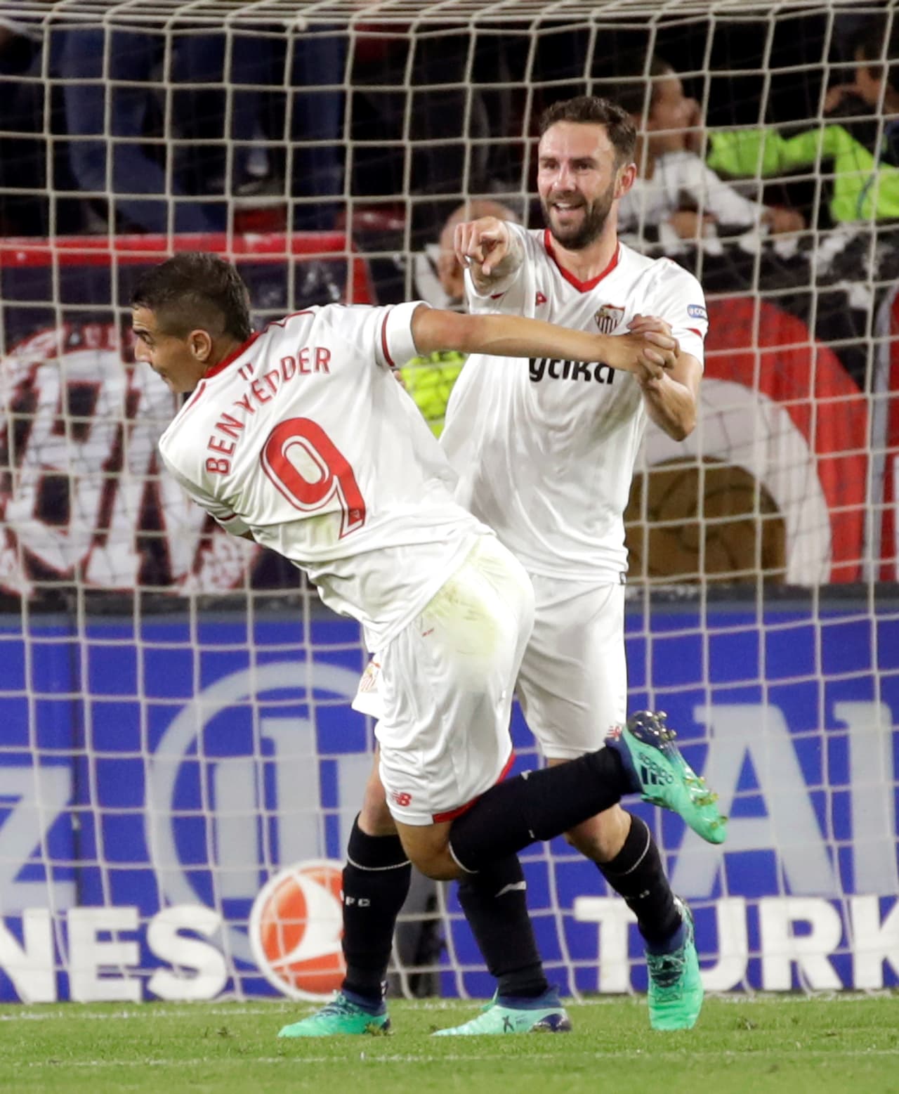 Justo antes de finalizar la primera mitad, el turno fue para el mexicano Miguel Layún para poner el 2-0.