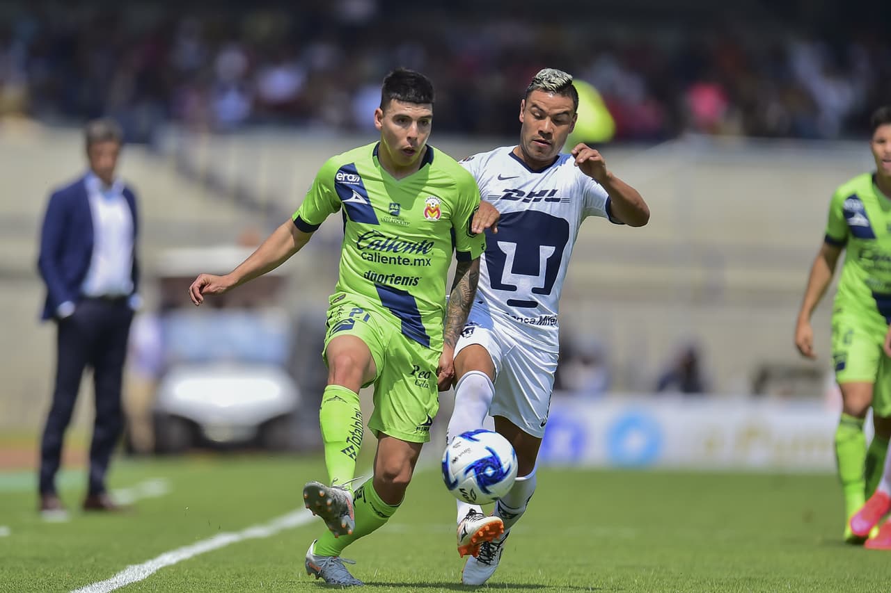 Se duerme 'el Quick' Mendoza y Pablo Barrera le roba el balón tras puntear el esférico por la banda.