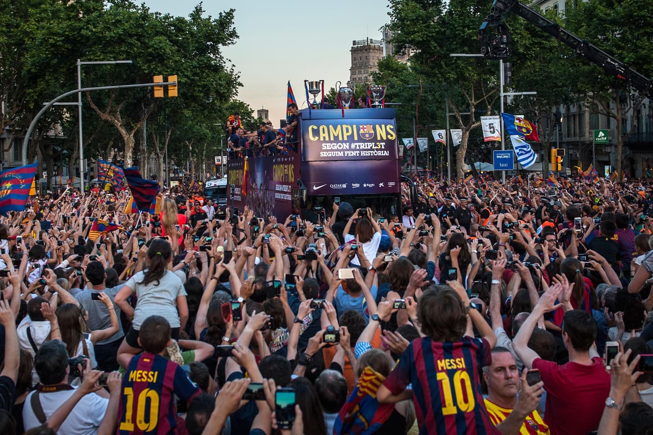 Los jugadores Blaugranas recorrieron las calles de Barcelona y después llegaron al Camp Nou para celebrar su quinta Champions League