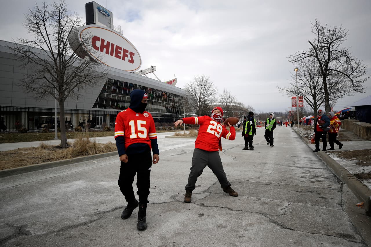 En las afueras de Arrowhead Stadium se reunieron los fanáticos de los Chiefs para entrar en calor antes de la Final de la AFC.