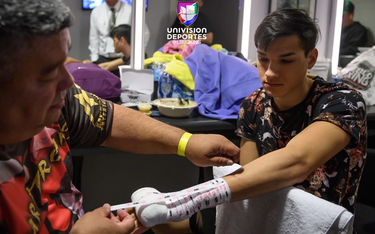 En la velada coestelar, el invicto Brandon Figueroa acabó con Moisés 'Chucky' Flores en tres asaltos para seguir avanzando en la clasificación y poder contender por un título mundial en un futuro cercano.