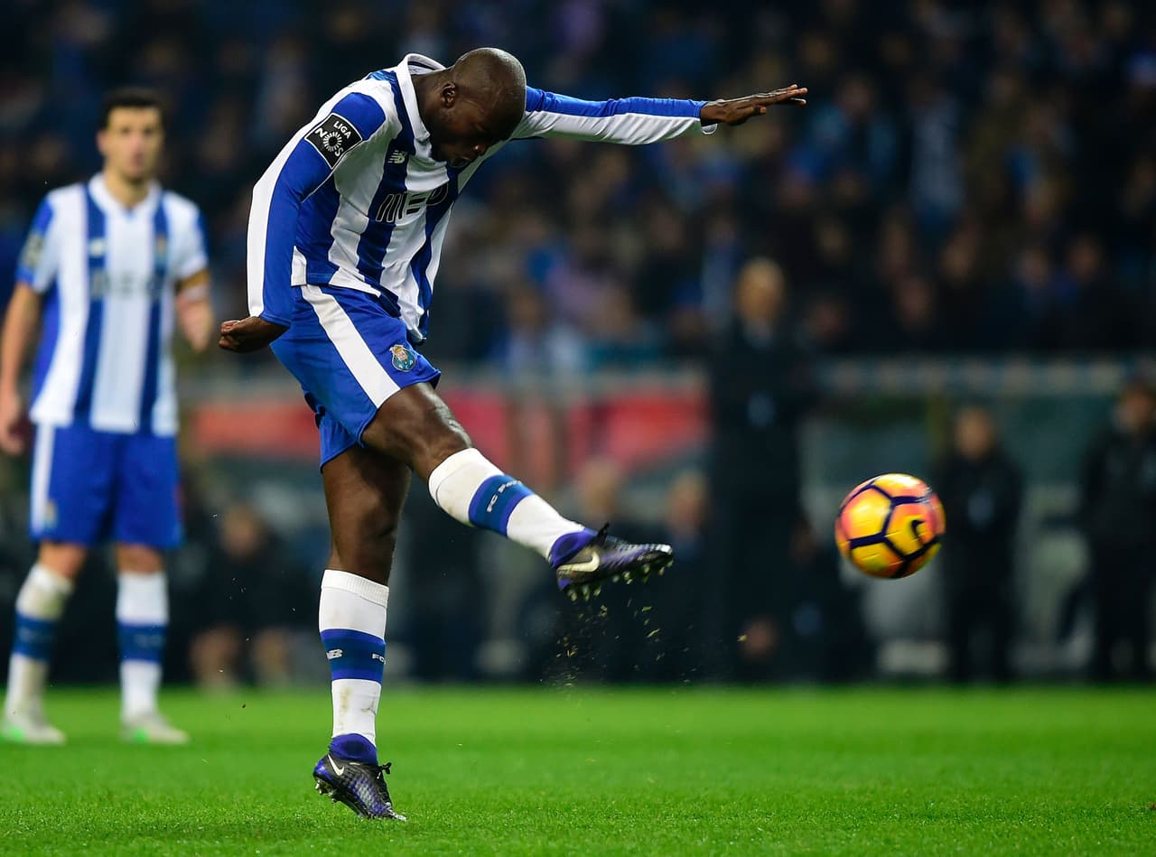 Tremendo bazucazo de Danilo permite al Porto seguir a la caza del Benfica