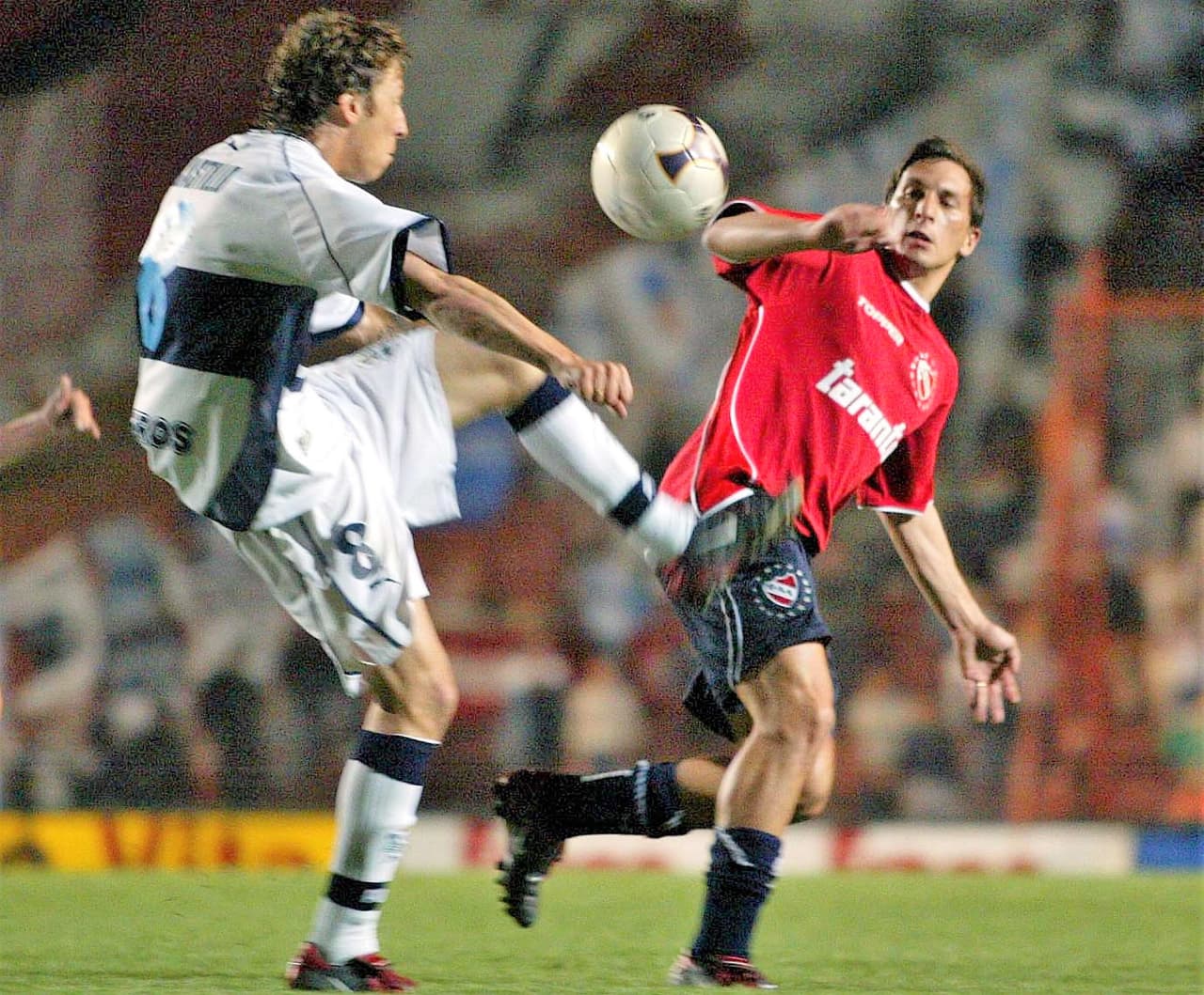 En 2003 tuvo un breve paso por el equipo Unión de Santa Fe, y luego engrosó las filas del Independiente de 2003 a 2004, disputó un total de 33 encuentros con el equipo de Avellaneda, con siete goles.