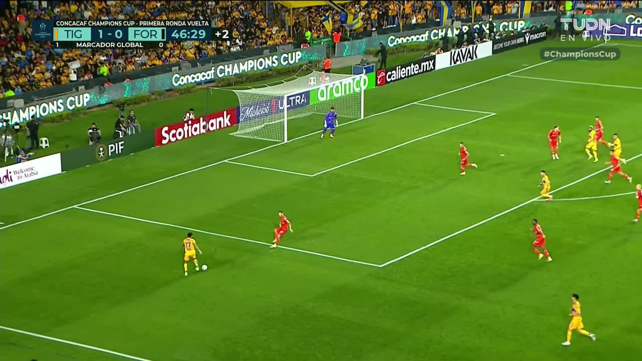 ¡CERCA! Juan Brunetta disparó que se estrella en el poste.