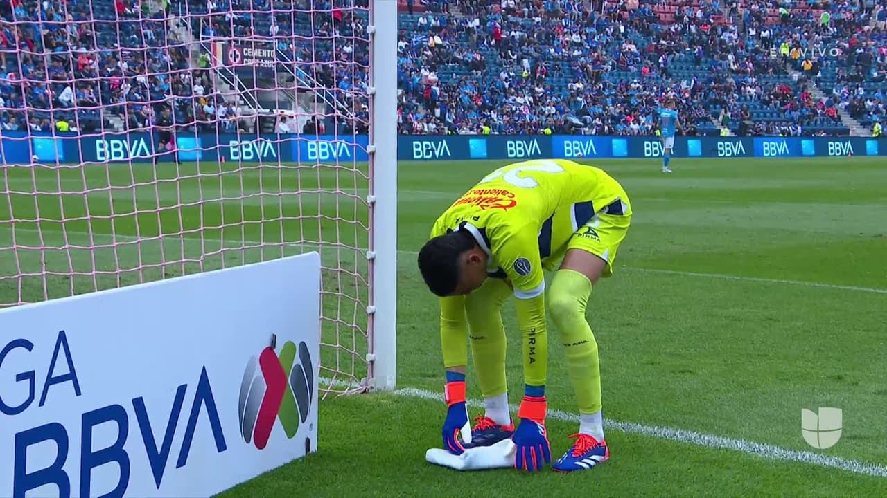 Arranca el partido y la pelota está en juego.