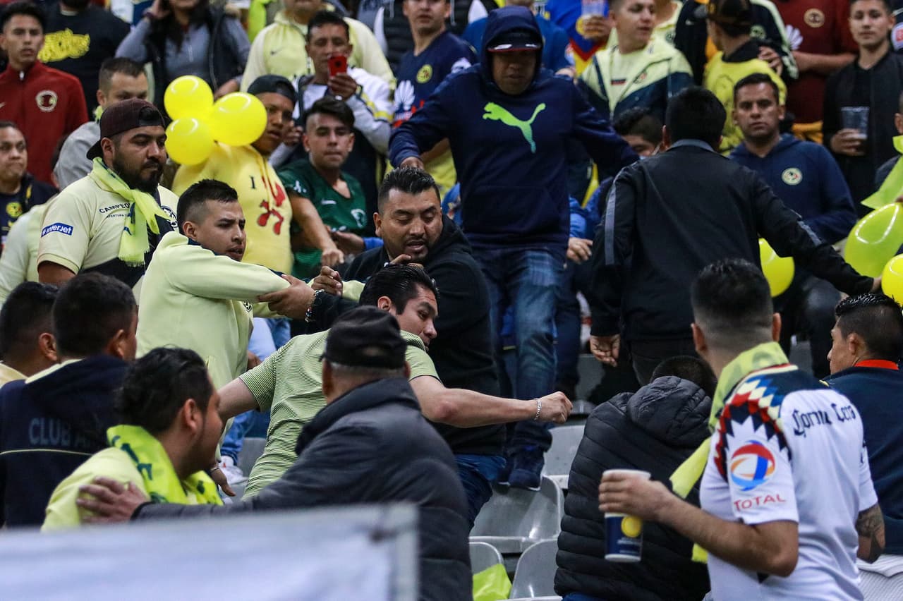 Más adelante, en otro sector del estadio, un grupo de aficionados azulcremas se enfrentaron a otro de azules, pero la Policía llegó rápido para separarlos.