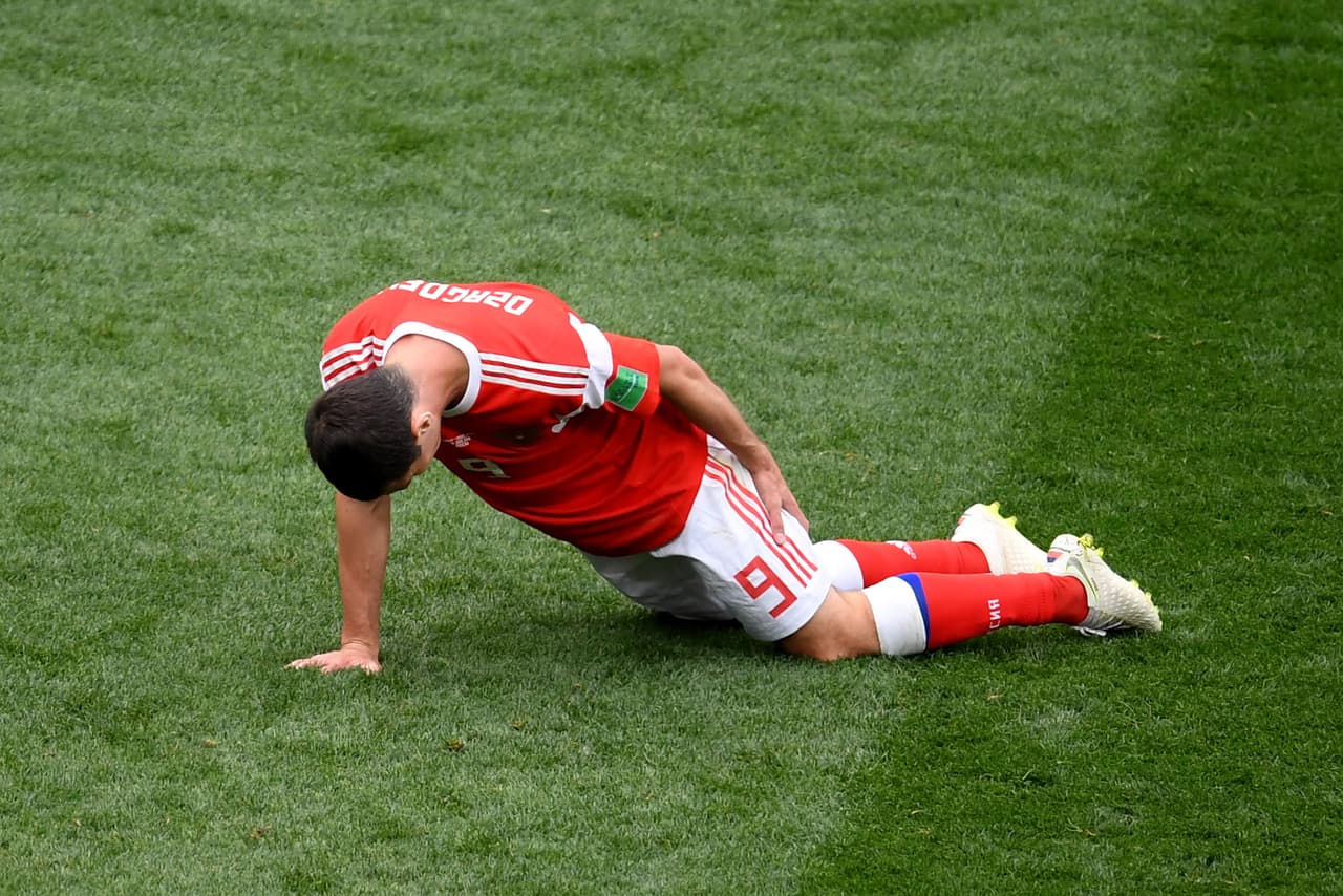 El jugador cayó en el piso casi que de inmediato agobiado por el dolor muscular.