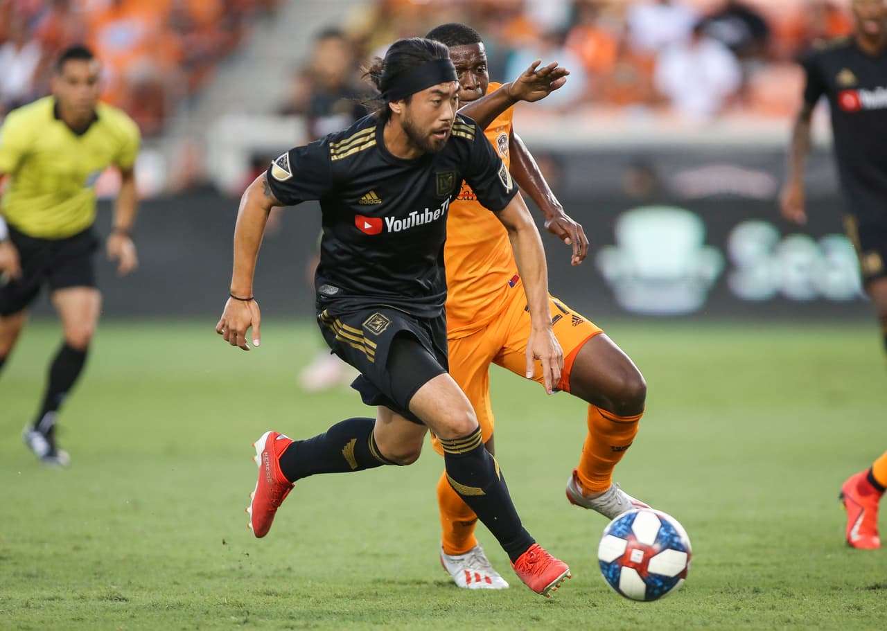 En el mediocampo Lee Nguyen tomó las riendas del partido para LAFC en busca del empate.