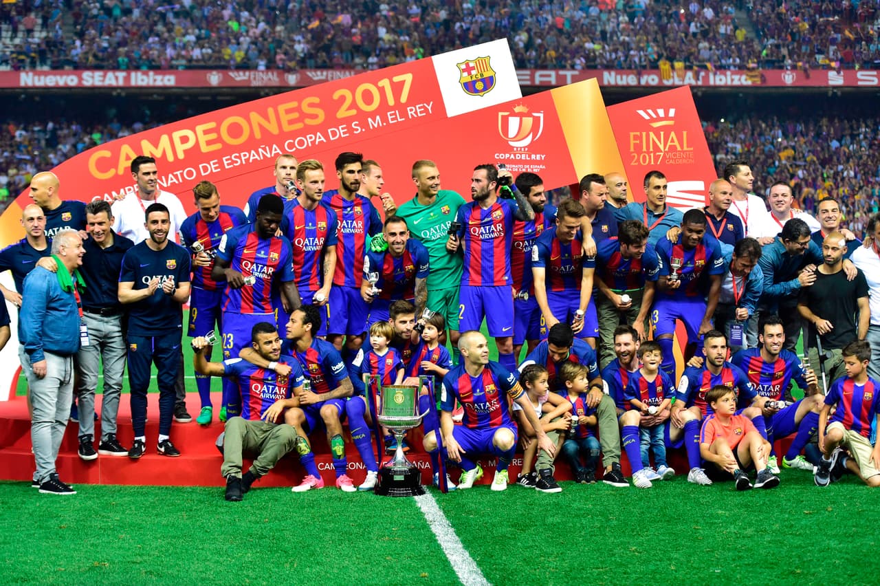 Barcelona se vistió de campeón en la Copa del Rey en un título que salva al equipo catalán de no irse en blanco esta temporada.