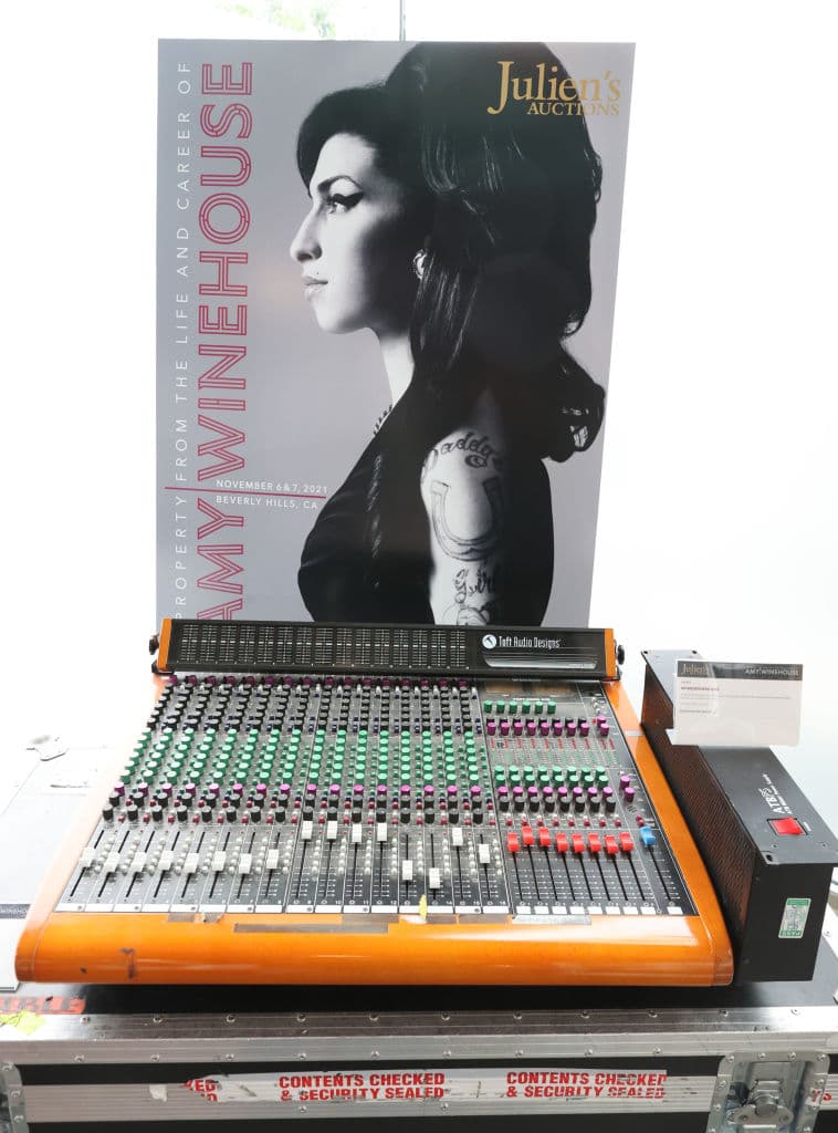 Esta prenda se vendió por $243,200 dólares, que según Julien era 16 veces su estimación original de $15,000 dólares.