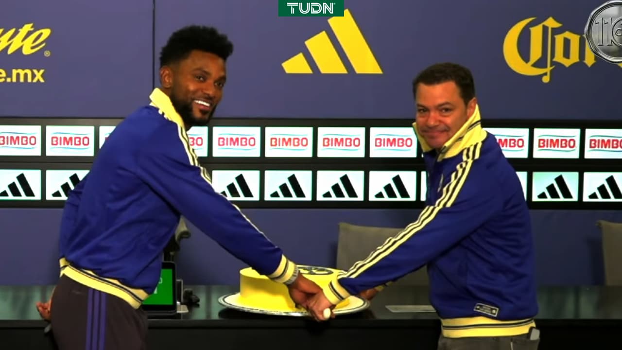Miguel Borja y Santiago Baños parten el pastel por el 110 aniversario del América