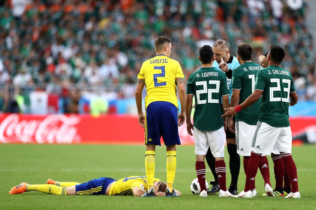 Jesús Gallardo marcó y el sueco Ola Toivonen cayó tras sentir un golpe en el salto de ambos.