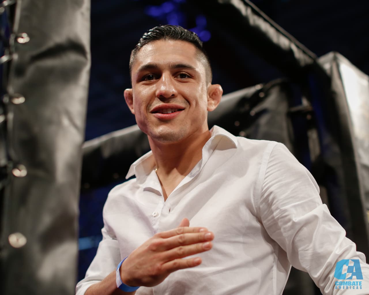 El colorido y la alegría, junto a los rituales y detalles en la intimidad de los atletas, fueron parte del Combate Américas en la fiesta de las artes marciales mixtas.