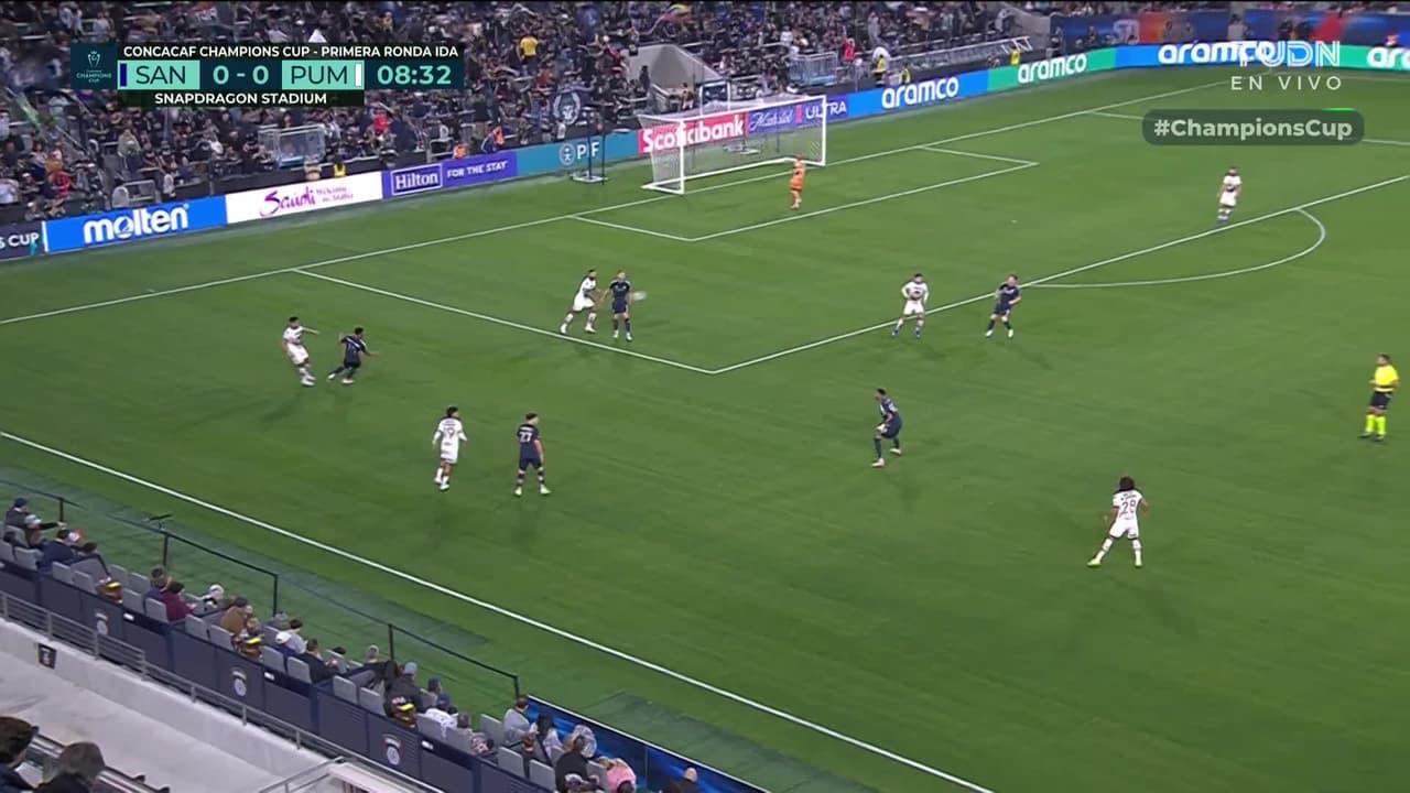 ¡GOL!  anota para Pumas UNAM. Robert Morales