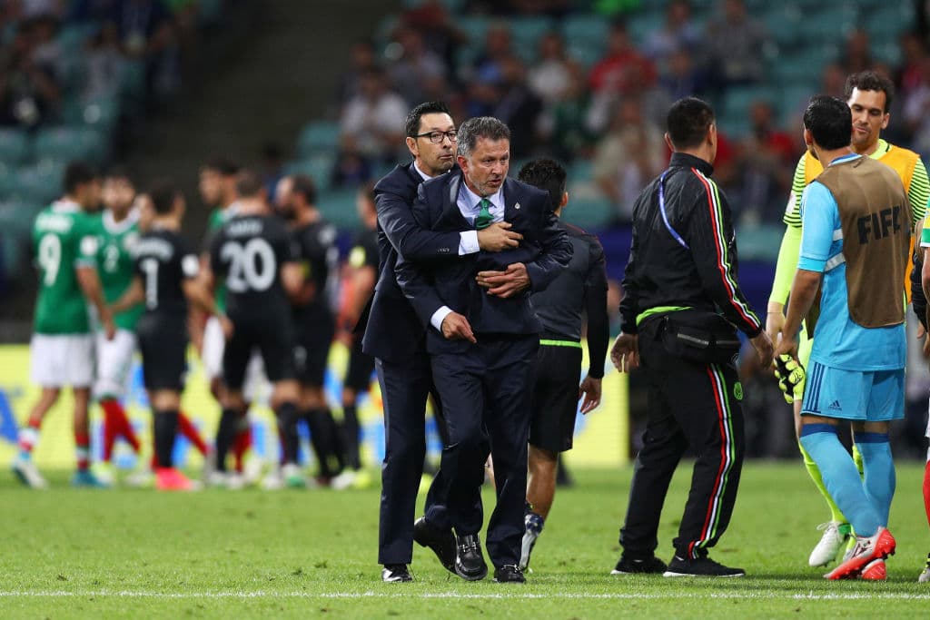 Los ataques de ira del técnico colombiano Juan Carlos Osorio durante la Copa Confederaciones marcaron una triste imagen del fútbol mexicano a nivel mundial.