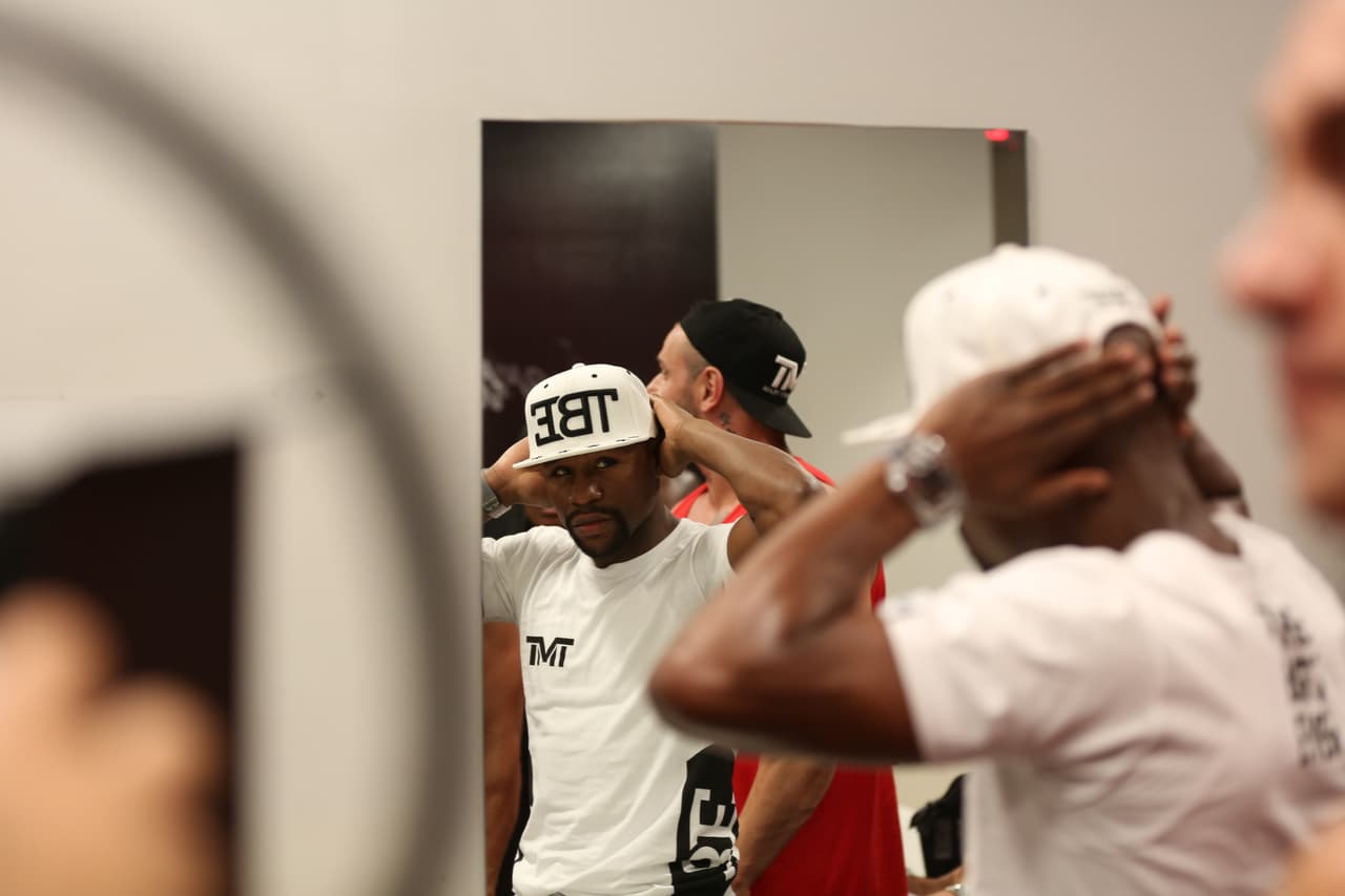 El "Money" siempre tiene tiempo para verse en el espejo. El estilo es lo último que se pierde.