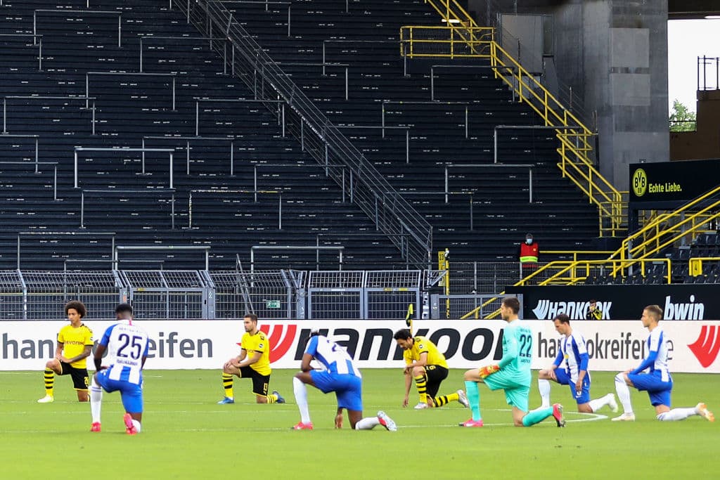 Borussia Dortmund y Hertha Berlin con una rodilla en el terreno de juego para manifestarse en contra de la violencia racial.